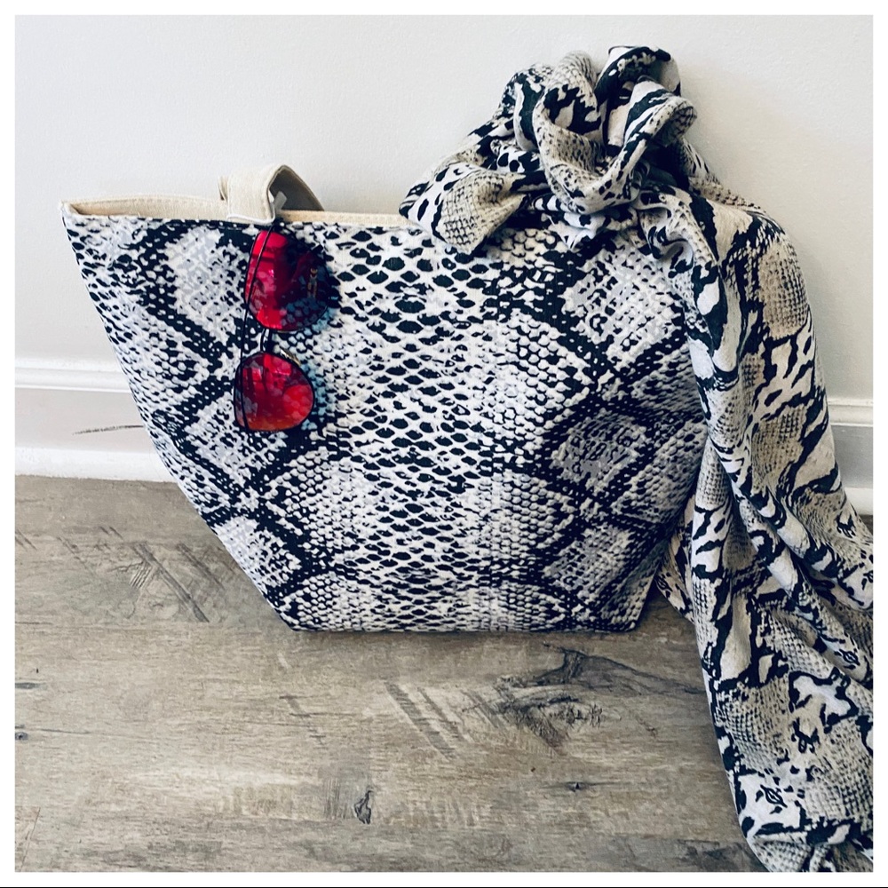 ✨LAST ONES✨CHIC PYTHON PRINT CANVAS TOTE BAG - Picture 3 of 7